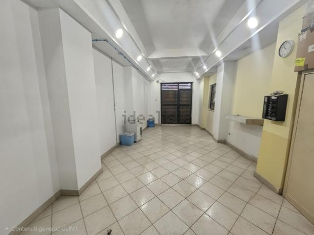 Locale Commerciale in vendita a Salerno, Campania