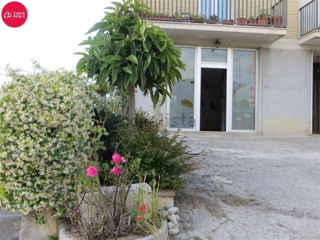 Locale Commerciale in vendita a Marche, Macerata