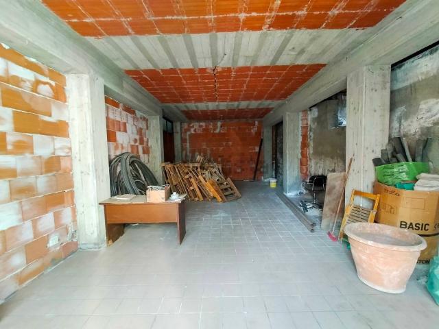 Locale Commerciale in vendita a Nicolosi, Sicilia