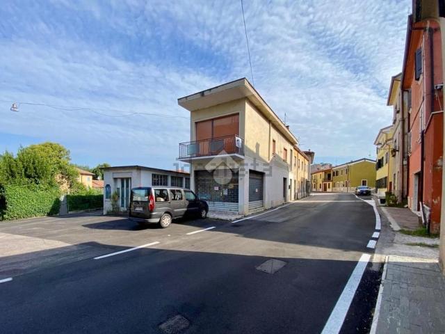 Locale Commerciale in vendita a Domegliara, Sant'ambrogio Di