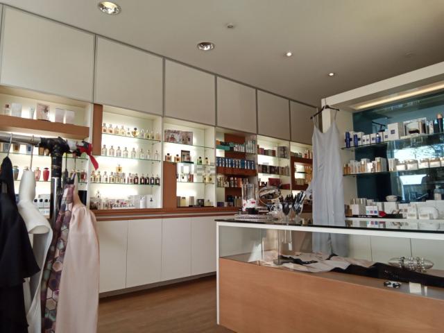 Locale Commerciale in vendita a Centro Storico, Marche