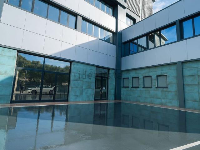 Locale Commerciale in vendita a Monticelli, Marche