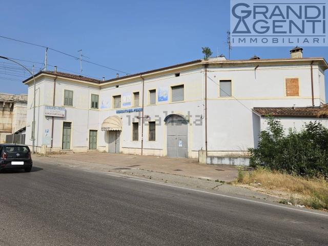 Locale Commerciale in vendita a Sud, Brenzone