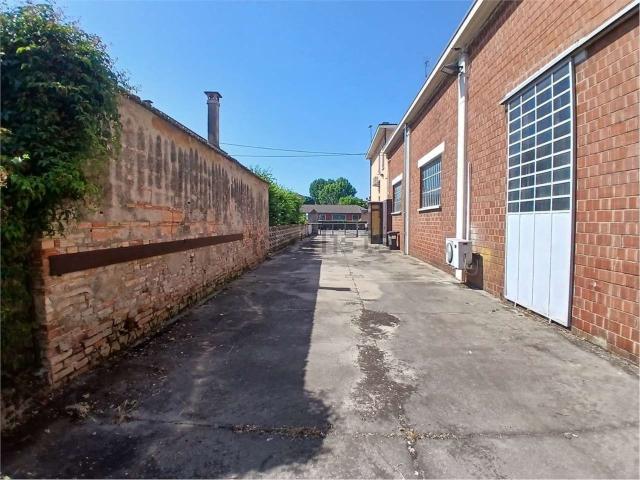 Locale Commerciale in vendita a S. Lucia, Cadeo