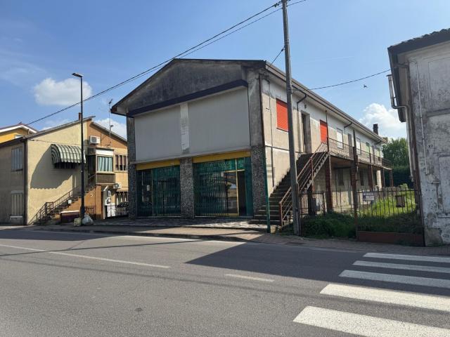 Locale Commerciale in vendita a Villanova Del Ghebbo, Veneto