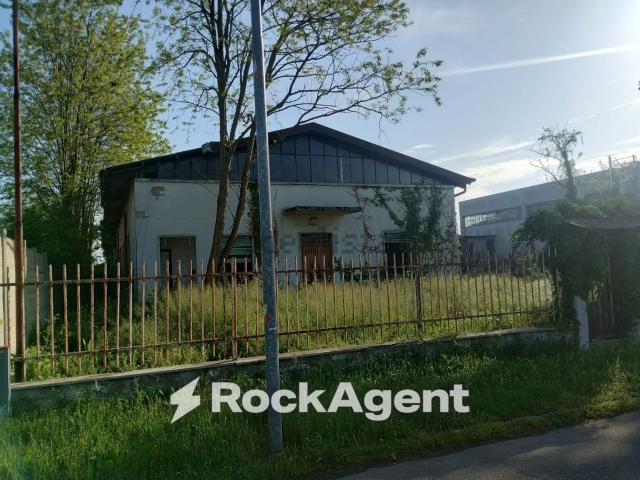 Locale Commerciale in vendita a Dosso del Corso, San Giorgio Di Mantova