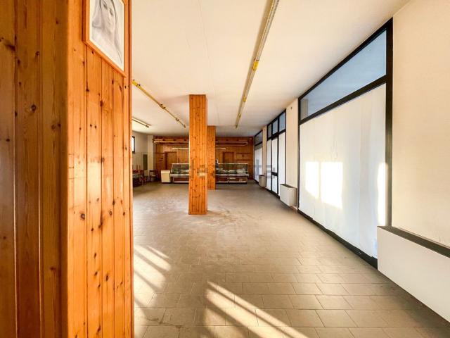 Locale Commerciale in vendita a Credera Rubbiano, Lombardia