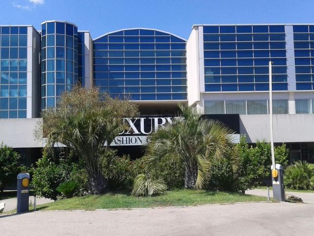 Locale Commerciale in vendita a San Pantaleo, Sardigna/Sardegna
