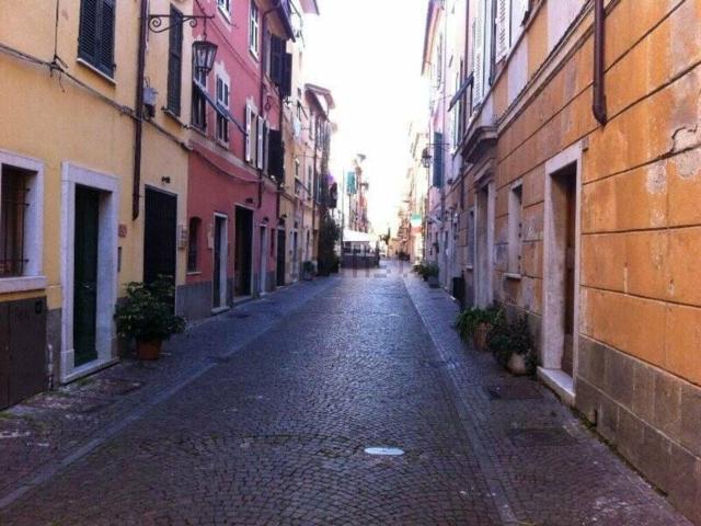 Locale Commerciale in vendita a Sarzana, Liguria