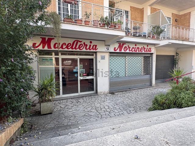 Locale Commerciale in vendita a Fara Sabina, Lazio
