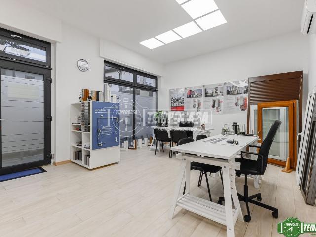 Locale Commerciale in vendita a Nova Milanese, Lombardia