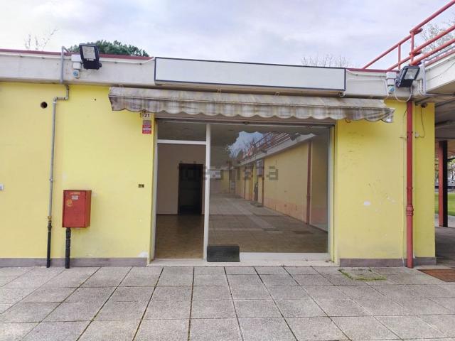 Locale Commerciale in vendita a Unione di Comuni della Romagna Forlivese, Quattro