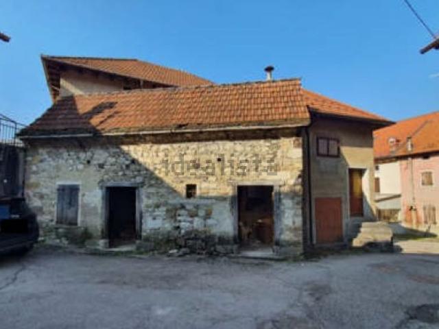 Locale Commerciale in vendita a Tambre D'alpago, Veneto