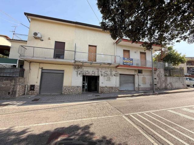 Locale Commerciale in vendita a Sant'Eustachio, Salerno