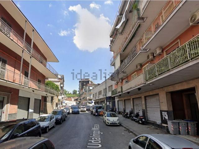 Locale Commerciale in vendita a Municipalità 3, Campania
