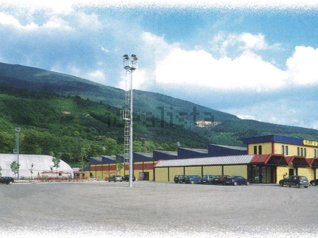 Locale Commerciale in vendita a Zona Industriale Sud, Gualdo Tadino