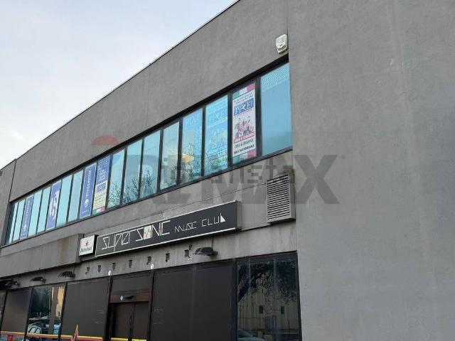 Locale Commerciale in vendita a Foligno, Umbria