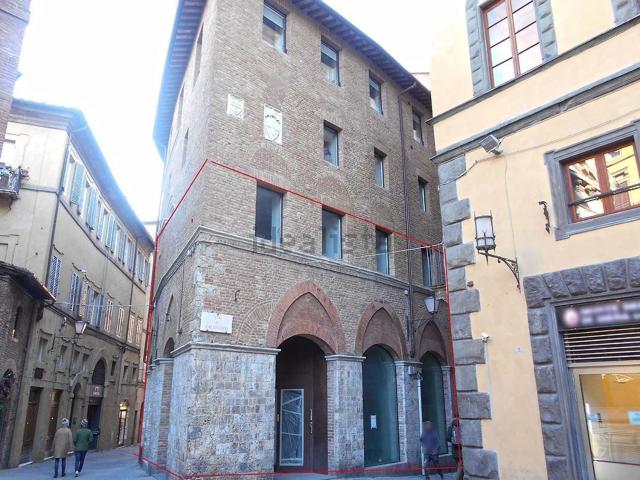 Locale Commerciale in vendita a Contrada del Drago, Siena