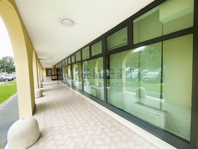 Locale Commerciale in vendita a Roncadelle, Lombardia