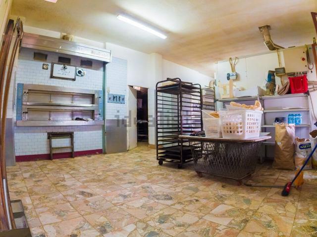 Locale Commerciale in vendita a Marche, Pesaro E Urbino