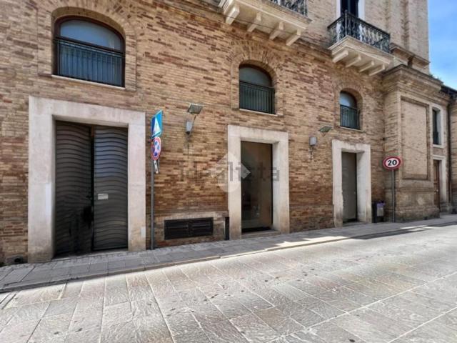 Locale Commerciale in vendita a Giulianova, Abruzzo
