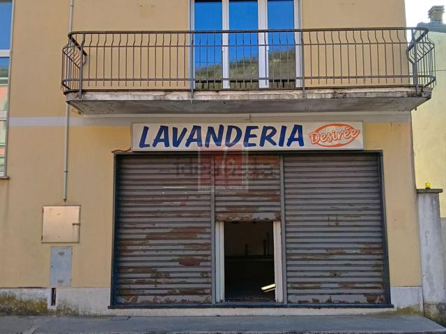Locale Commerciale in vendita a Sangiano, Varese