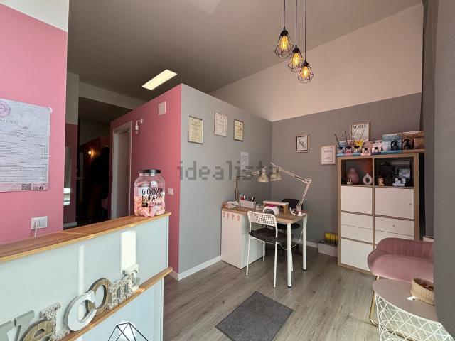Locale Commerciale in vendita a Comunità della Vallagarina, Borgo Sacco