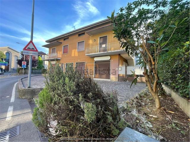 Locale Commerciale in vendita a Gorle, Lombardia