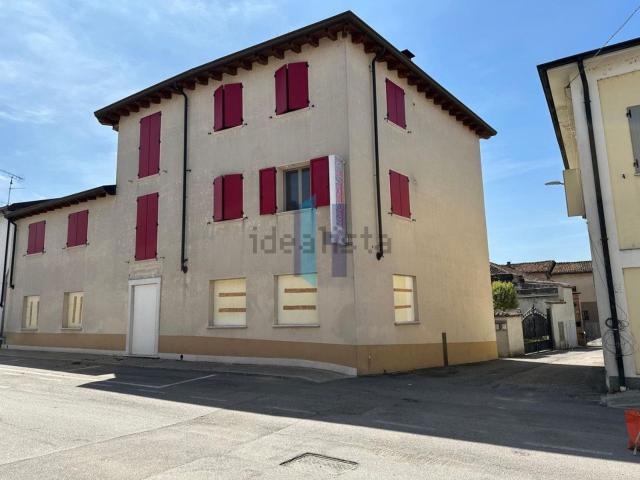 Locale Commerciale in vendita a Casalmoro, Lombardia