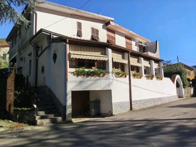 Locale Commerciale in vendita a Calice Al Cornoviglio, Liguria