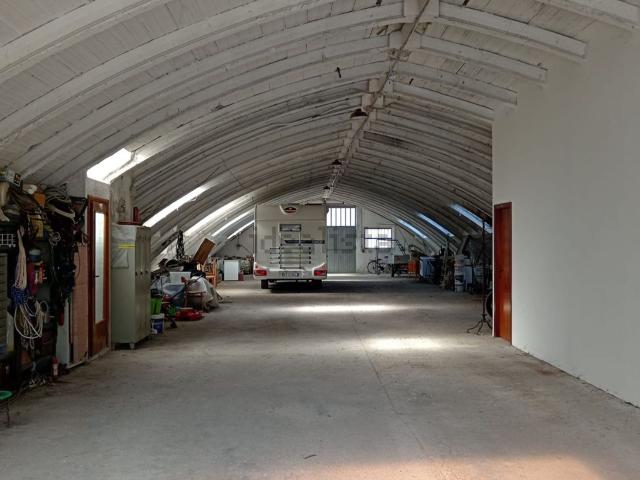 Locale Commerciale in vendita a Marche, Macerata