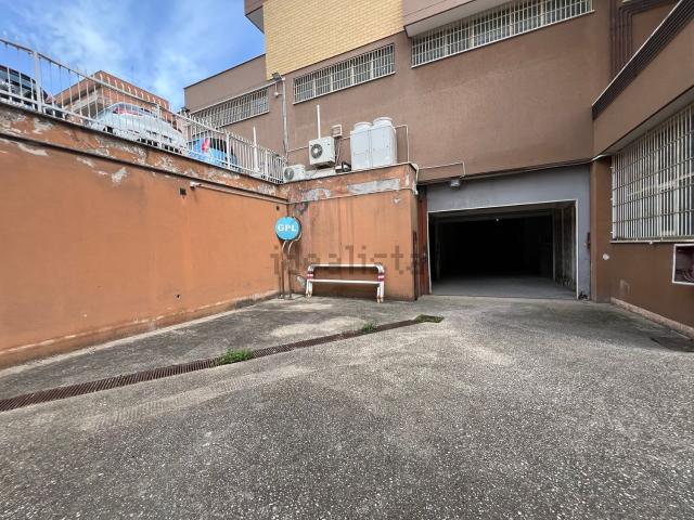 Locale Commerciale in vendita a Monterotondo Scalo, Roma Capitale