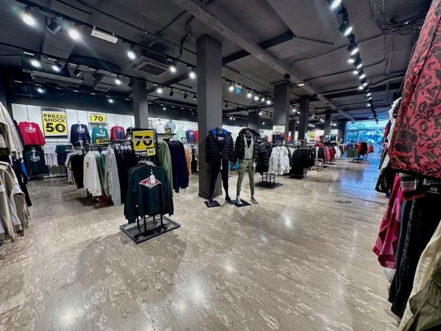Locale Commerciale in vendita a Comunità della Vallagarina, Borgo Sacco