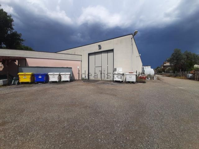 Locale Commerciale in vendita a Marche, Macerata