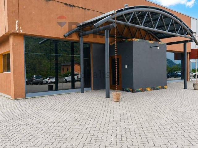 Locale Commerciale in vendita a Morbegno, Lombardia