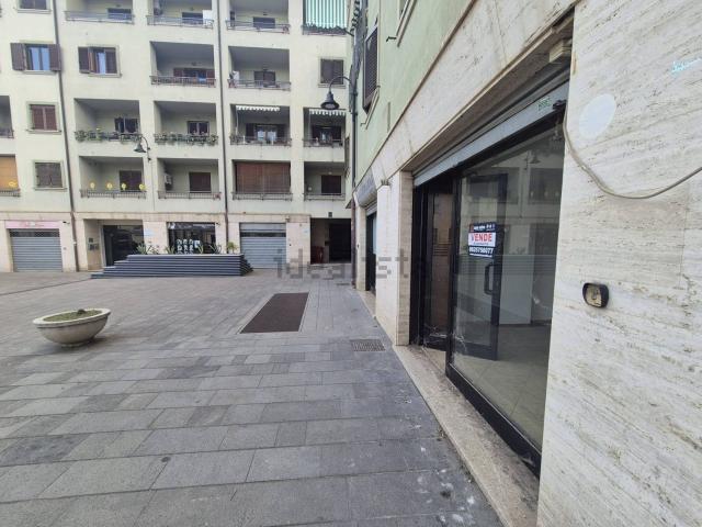 Locale Commerciale in vendita a Avellino, Campania