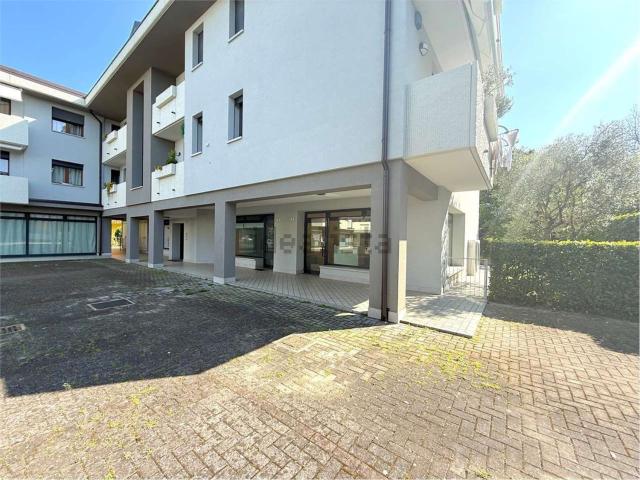 Locale Commerciale in vendita a Campagnola, Brugine