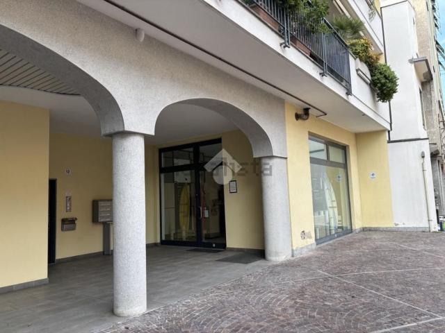 Locale Commerciale in vendita a Oltresempione, Legnano