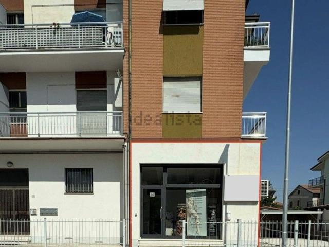 Locale Commerciale in vendita a Marche, Macerata