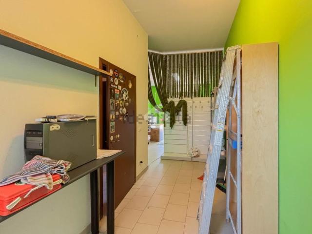 Locale Commerciale in vendita a Locate Bergamasco, Ponte San Pietro