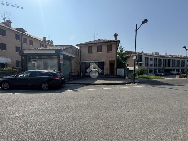 Locale Commerciale in vendita a Valdobbiadene, Veneto