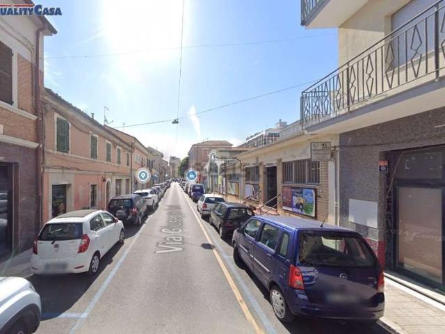 Locale Commerciale in vendita a Marche, Ancona