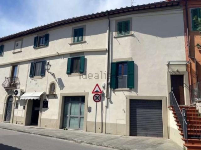 Locale Commerciale in vendita a Carmignano, Il Borgo
