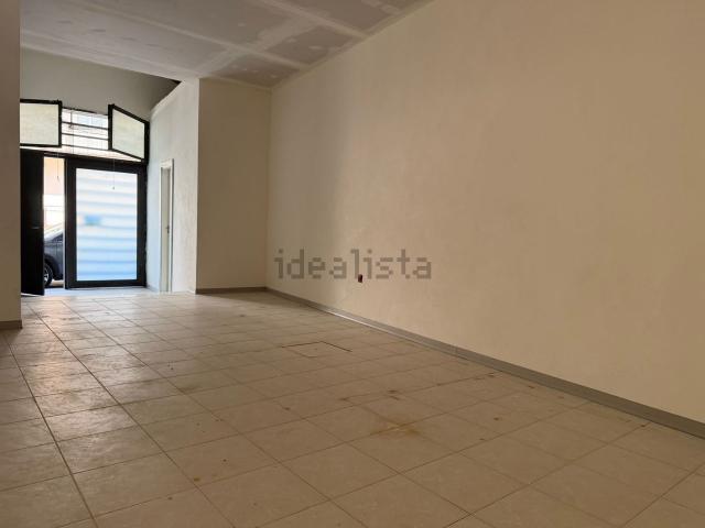 Locale Commerciale in vendita a Volla, Campania