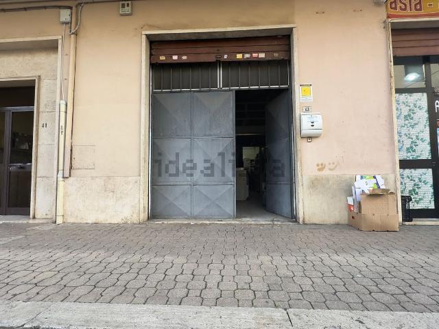Locale Commerciale in vendita a Nicolosi, Latina