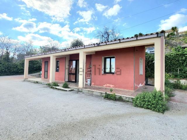 Locale Commerciale in vendita a Canicattini Bagni, Sicilia