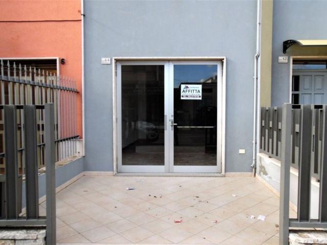 Locale Commerciale in vendita a Puglia, Lecce