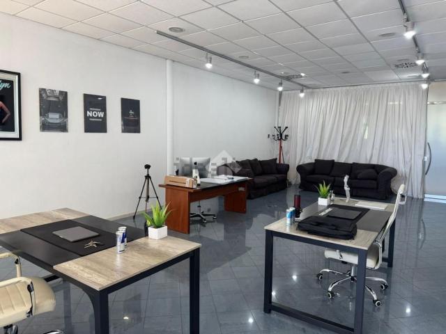 Locale Commerciale in vendita a Villafranca Di Verona, Veneto