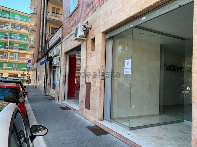 Locale Commerciale in vendita a San Lazzaro, Isernia