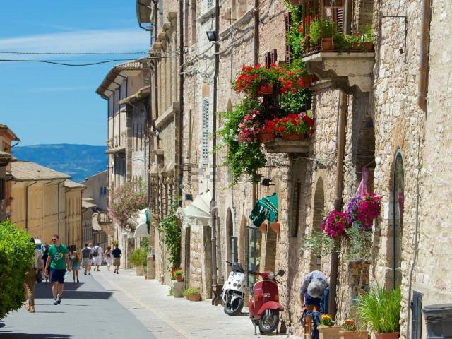 Locale Commerciale in vendita a Assisi, Umbria